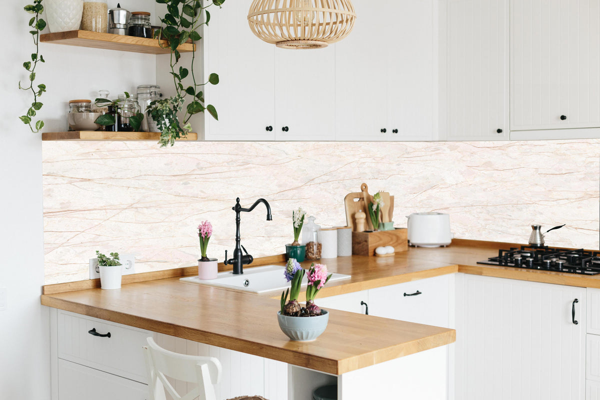 Küche - Beige Marmor Hintergrund in lebendiger Küche mit bunten Blumen
