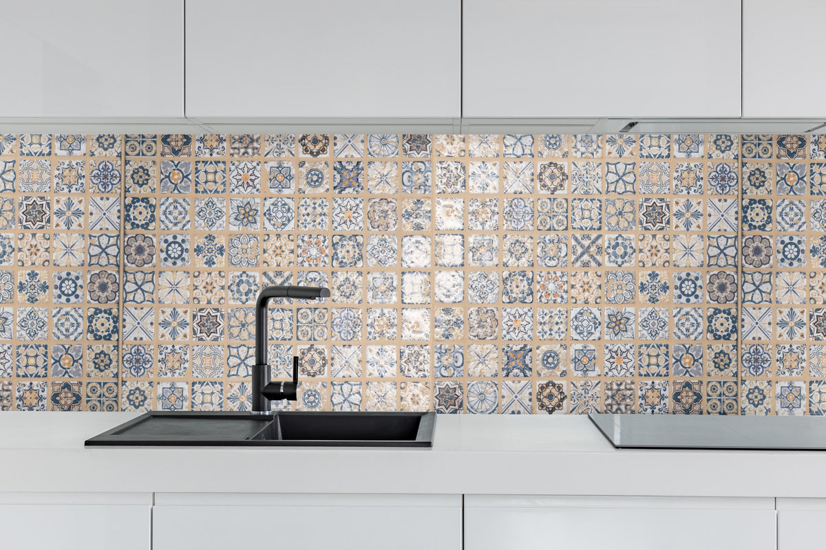 Küche - Beige-blau Vintage Mosaik hinter weißen Hochglanz-Küchenregalen und schwarzem Wasserhahn