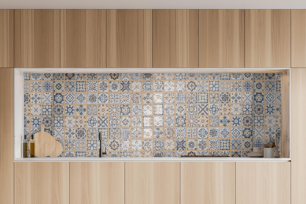 Küche - Beige-blau Vintage Mosaik in charakteristischer Vollholz-Küche mit modernem Gasherd