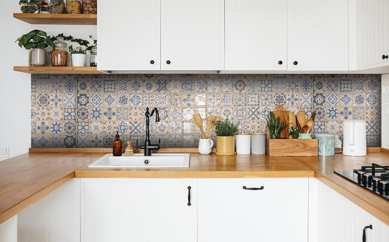 Küche - Beige-blau Vintage Mosaik in weißer Küche hinter Gewürzen und Kochlöffeln aus Holz