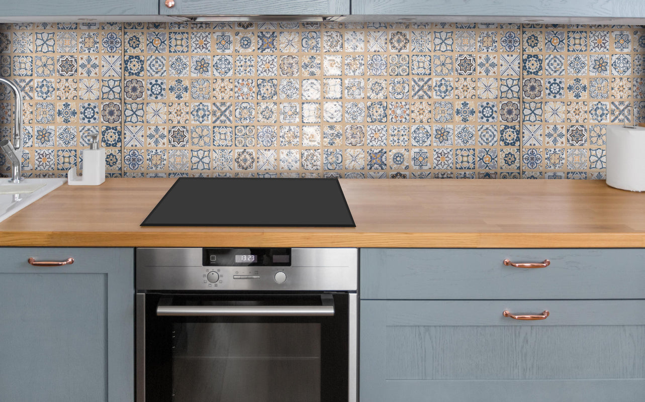 Küche - Beige-blau Vintage Mosaik über polierter Holzarbeitsplatte mit Cerankochfeld