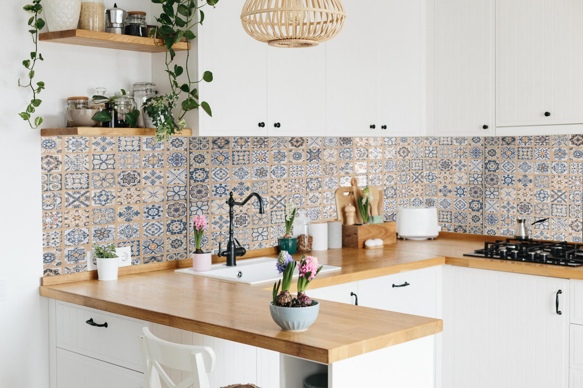 Küche - Beige-blau Vintage Mosaik in lebendiger Küche mit bunten Blumen