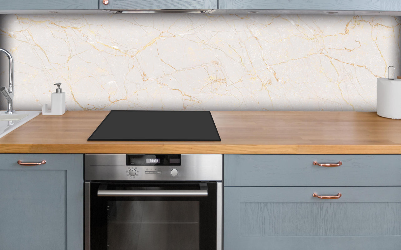 Küche - Beigefarbiger Marmor über polierter Holzarbeitsplatte mit Cerankochfeld