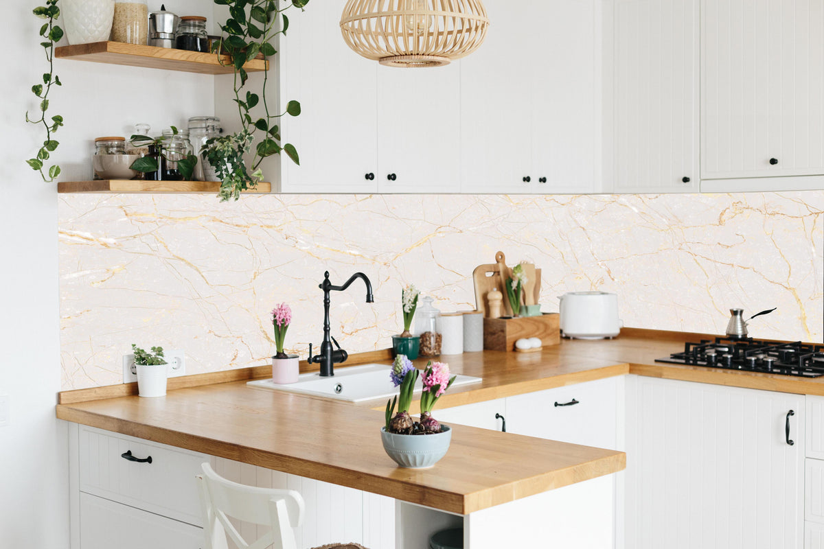 Küche - Beigefarbiger Marmor in lebendiger Küche mit bunten Blumen