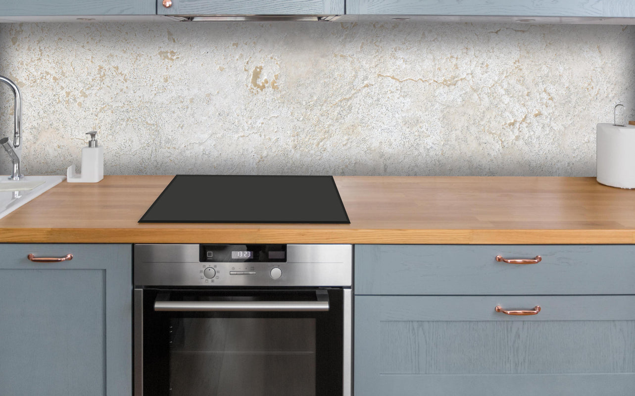 Küche - Beiger Kalkstein über polierter Holzarbeitsplatte mit Cerankochfeld