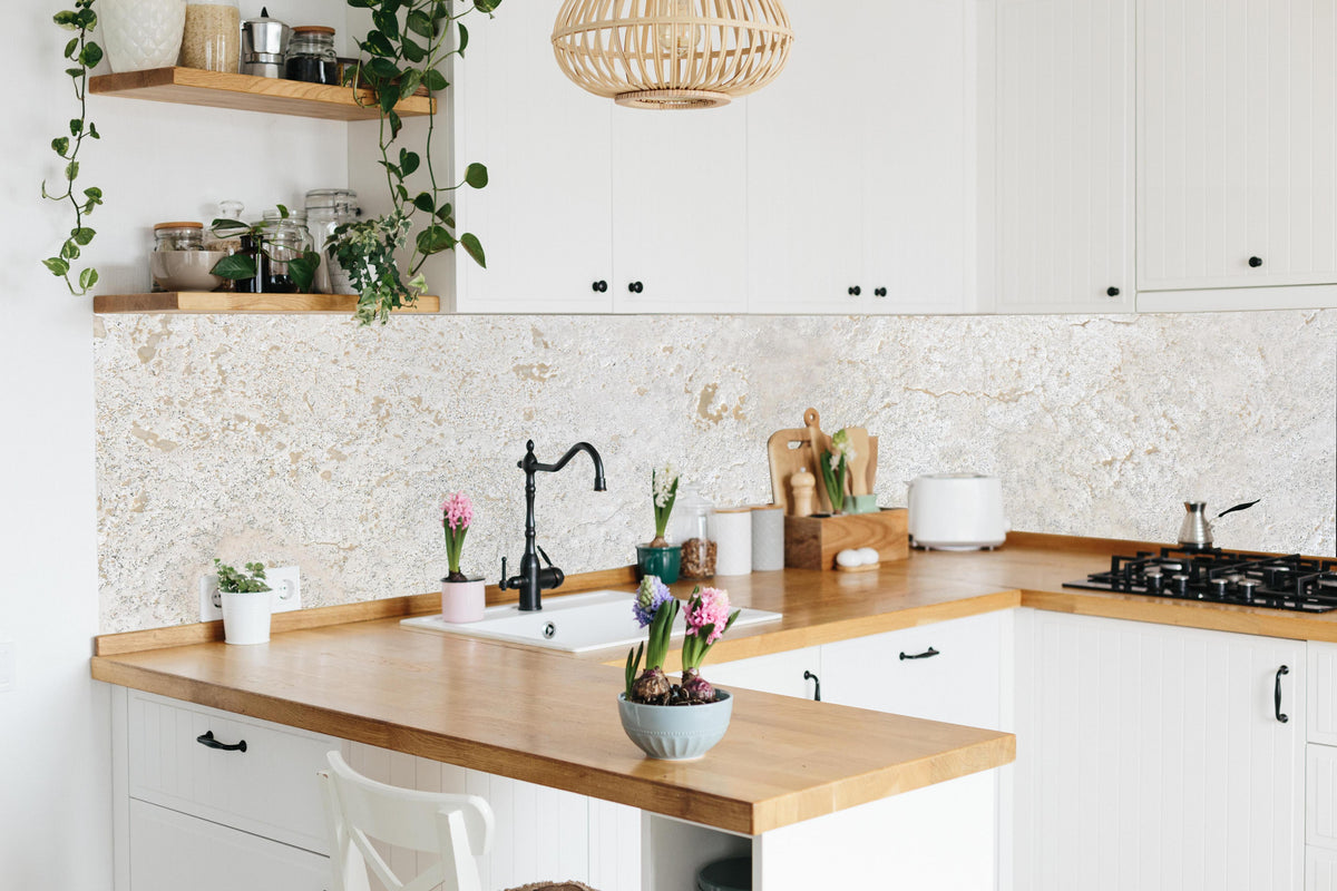 Küche - Beiger Kalkstein in lebendiger Küche mit bunten Blumen