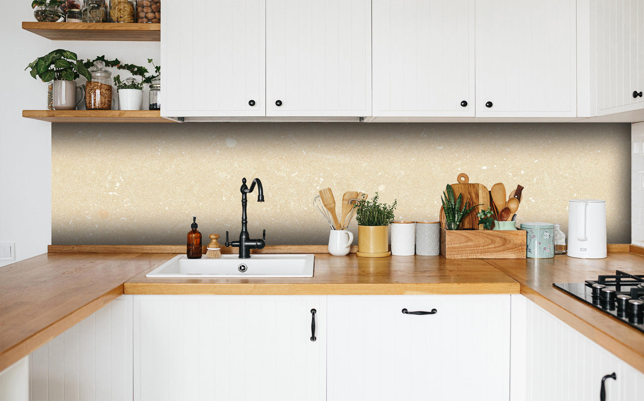 Küche - Beiger Marmor in weißer Küche hinter Gewürzen und Kochlöffeln aus Holz