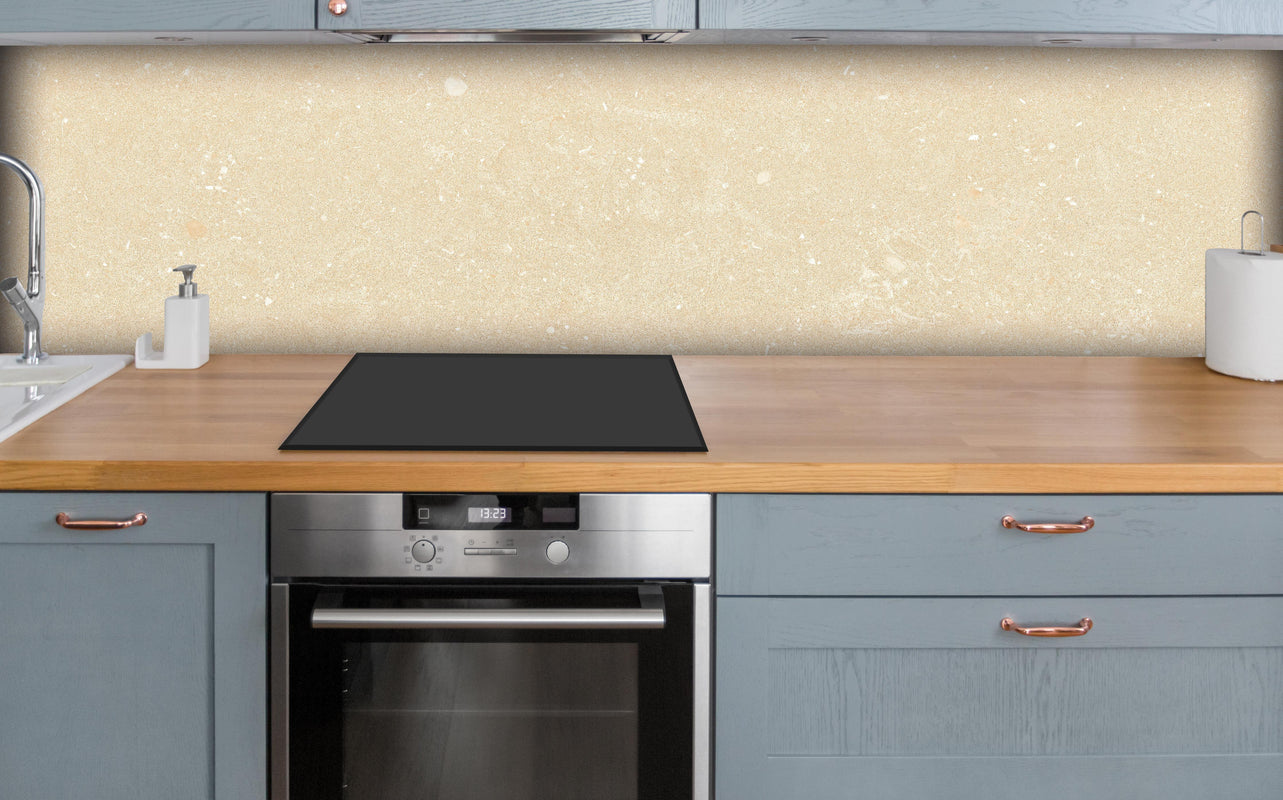 Küche - Beiger Marmor über polierter Holzarbeitsplatte mit Cerankochfeld