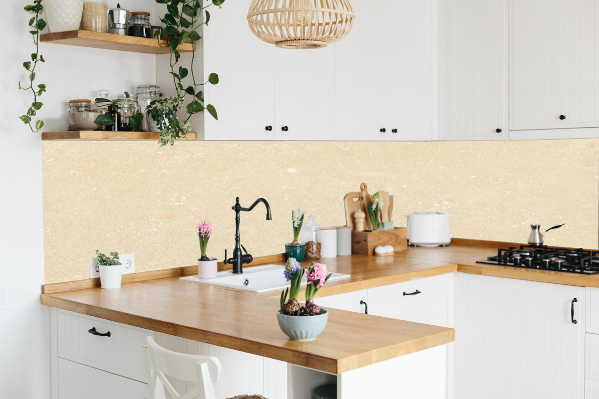 Küche - Beiger Marmor in lebendiger Küche mit bunten Blumen