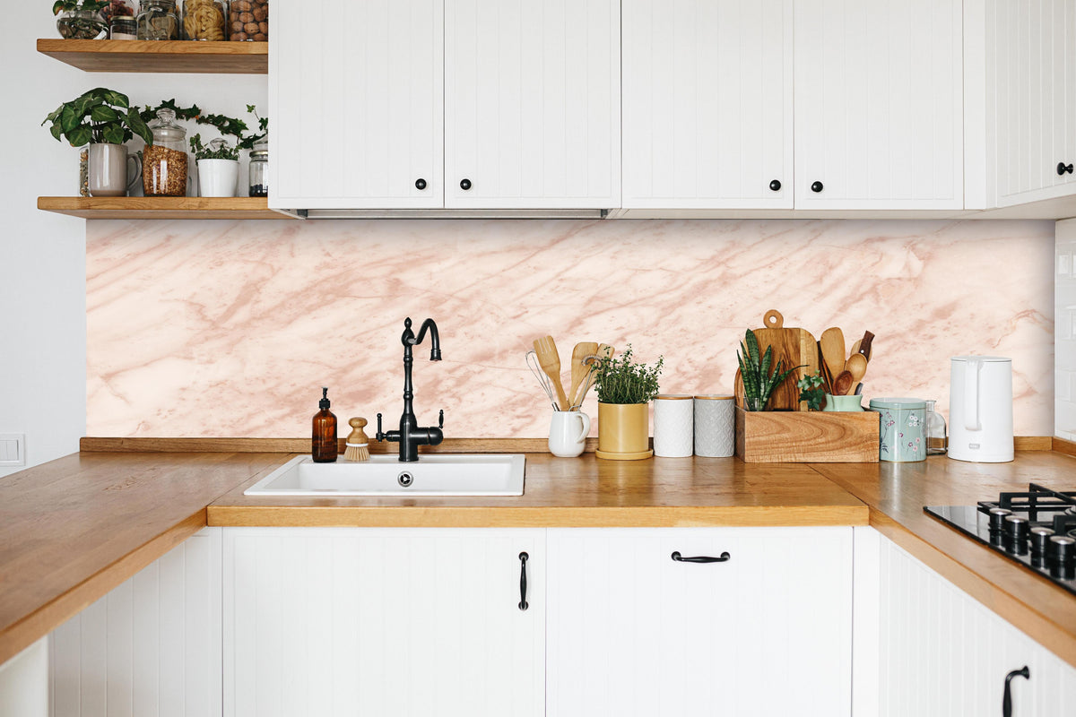 Küche - Beiger abstrakter Marmor in weißer Küche hinter Gewürzen und Kochlöffeln aus Holz