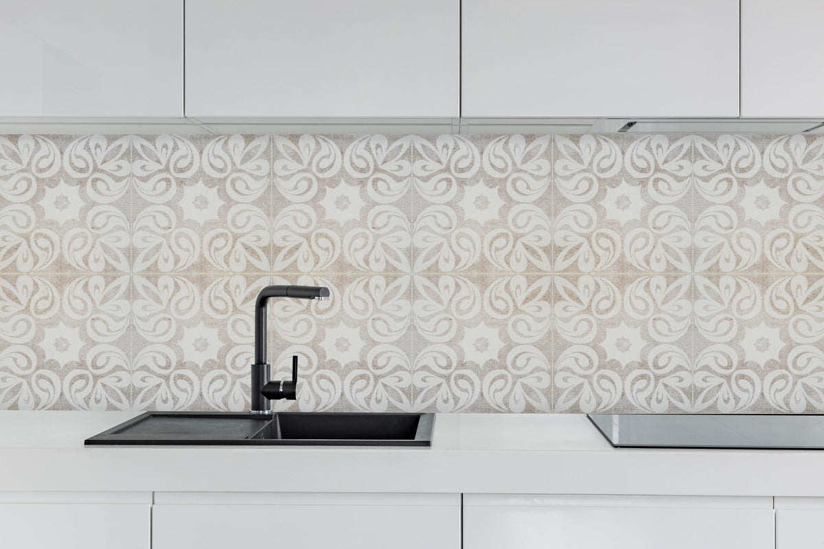 Küche - Beiges quadratisches Mosaikmotiv hinter weißen Hochglanz-Küchenregalen und schwarzem Wasserhahn