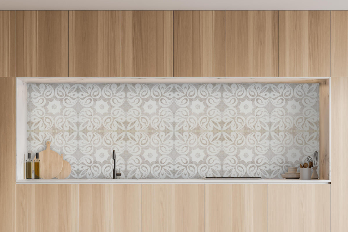 Küche - Beiges quadratisches Mosaikmotiv in charakteristischer Vollholz-Küche mit modernem Gasherd