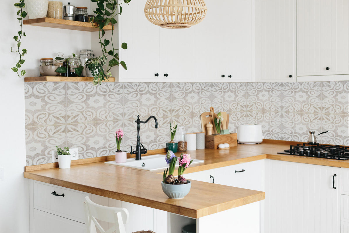 Küche - Beiges quadratisches Mosaikmotiv in lebendiger Küche mit bunten Blumen