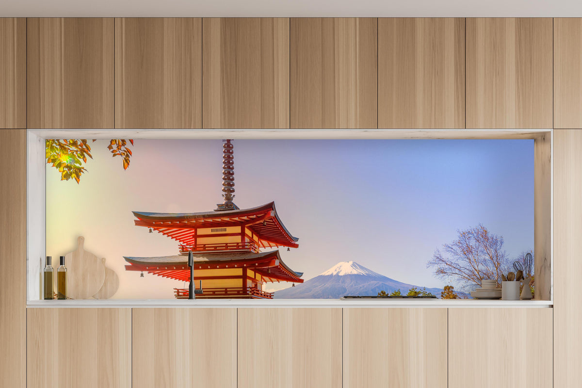 Küche - Berg Fuji und der traditionelle Chureito-Pagodenschrein in charakteristischer Vollholz-Küche mit modernem Gasherd
