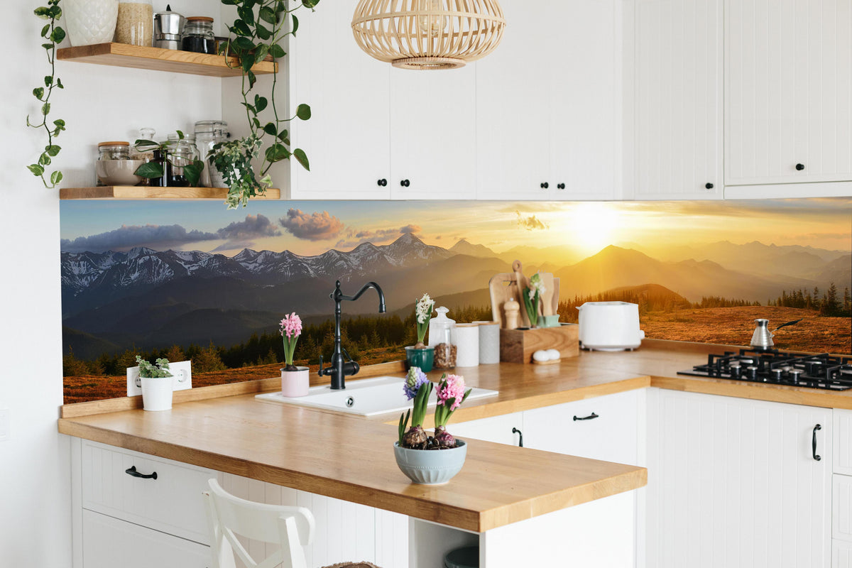 Küche - Berge im Sonnenuntergang in lebendiger Küche mit bunten Blumen