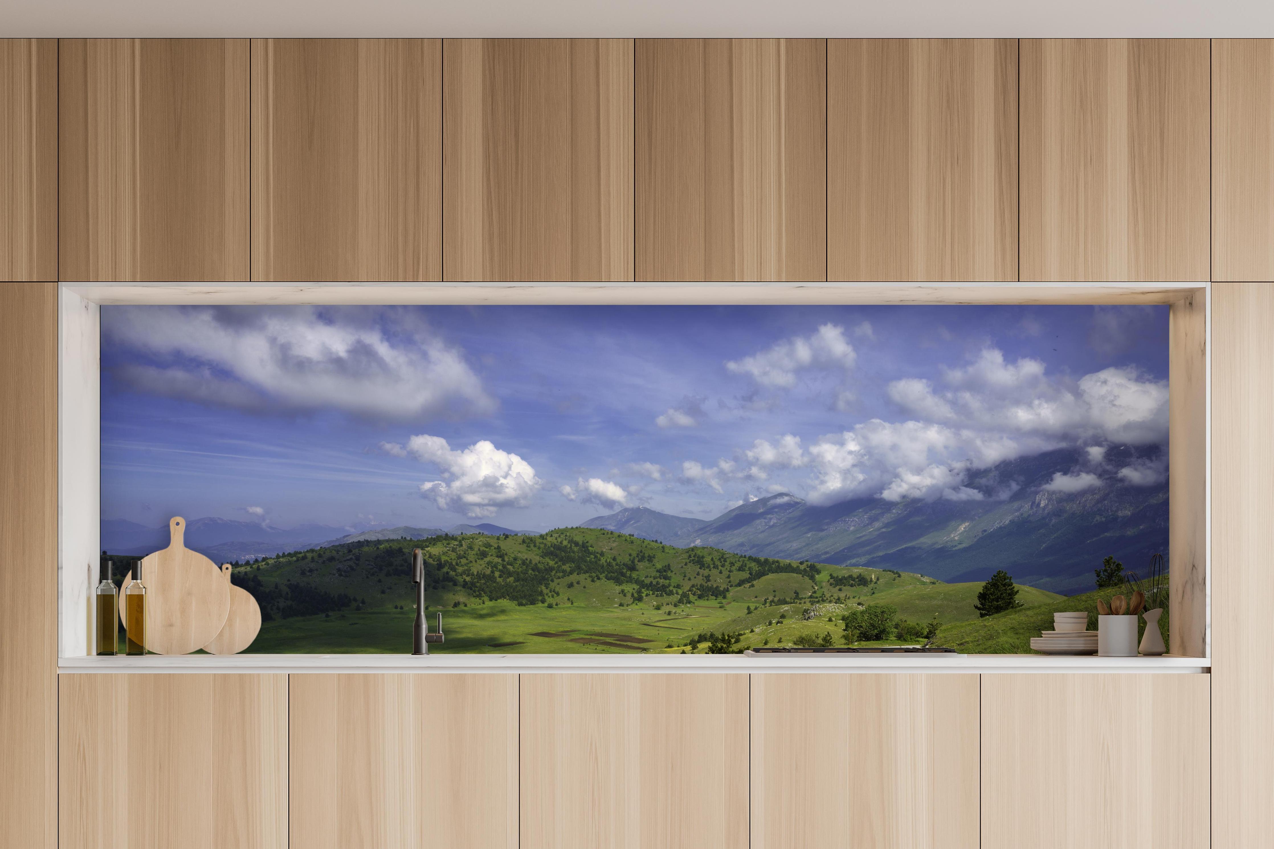 Küche - Berglandschaft - Berglandschaft - Naturpark Gran Sasso in charakteristischer Vollholz-Küche mit modernem Gasherd