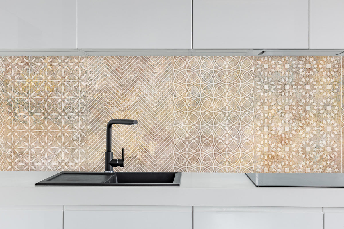 Küche - Betonstein Mosaikfliesen Zement hinter weißen Hochglanz-Küchenregalen und schwarzem Wasserhahn