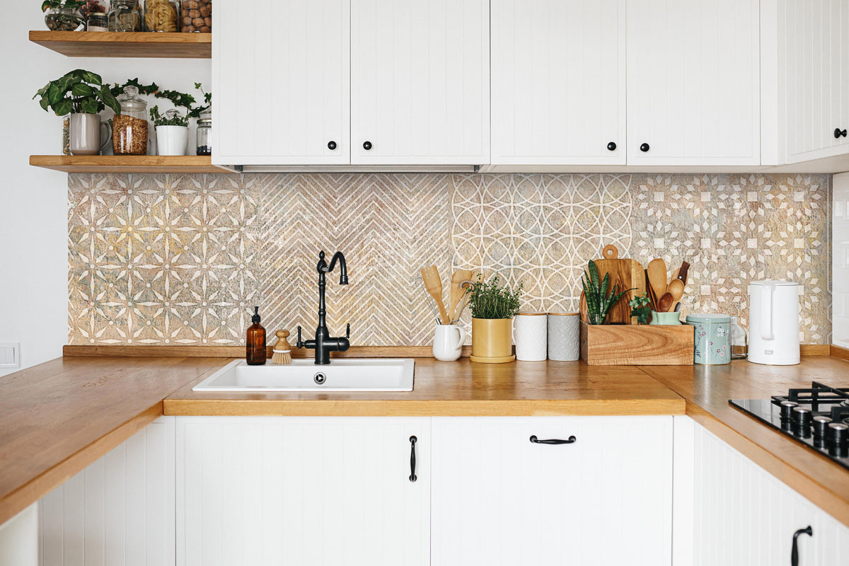 Küche - Betonstein Mosaikfliesen Zement in weißer Küche hinter Gewürzen und Kochlöffeln aus Holz