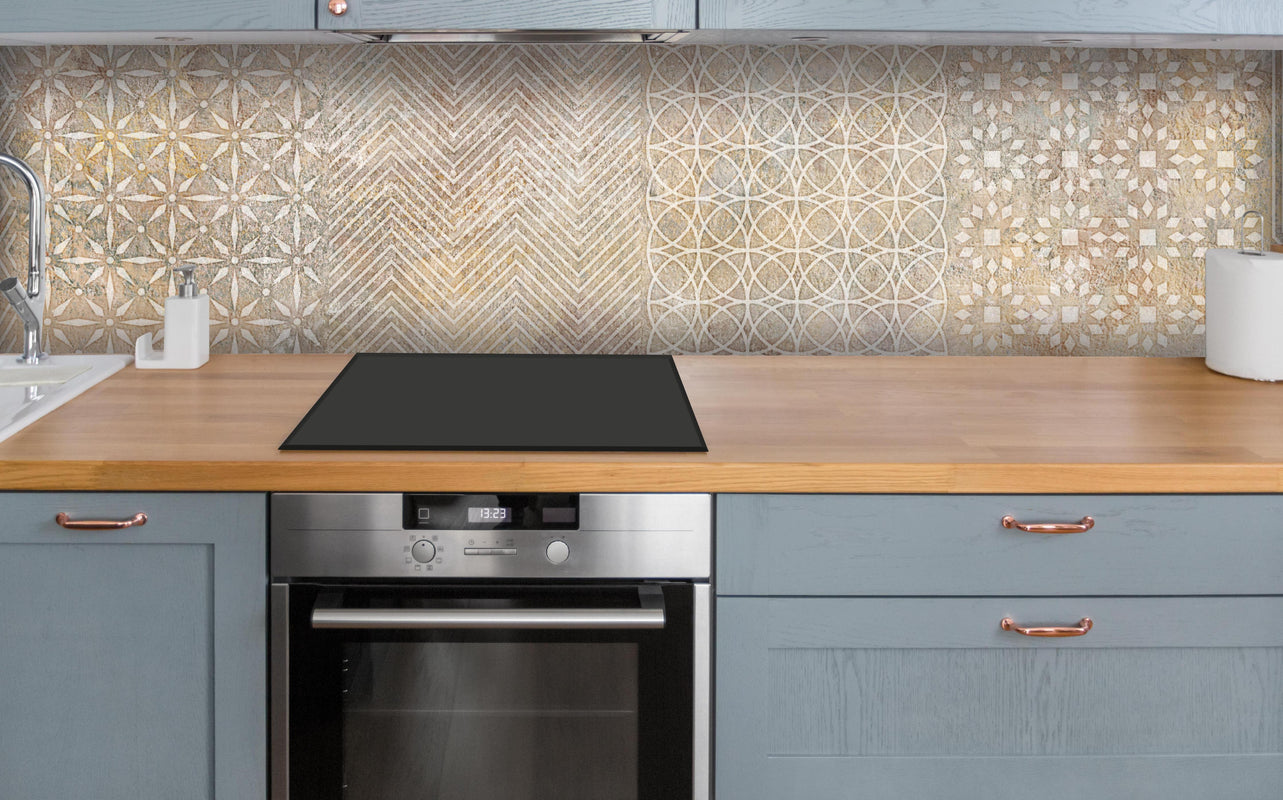 Küche - Betonstein Mosaikfliesen Zement über polierter Holzarbeitsplatte mit Cerankochfeld