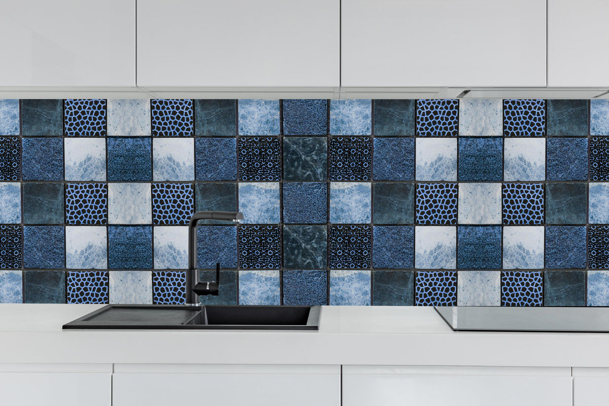 Küche - Bläuliche quadratische Mosaiktextur hinter weißen Hochglanz-Küchenregalen und schwarzem Wasserhahn