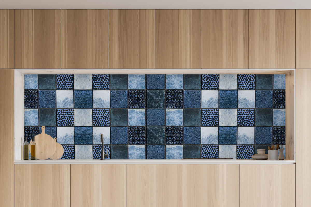Küche - Bläuliche quadratische Mosaiktextur in charakteristischer Vollholz-Küche mit modernem Gasherd