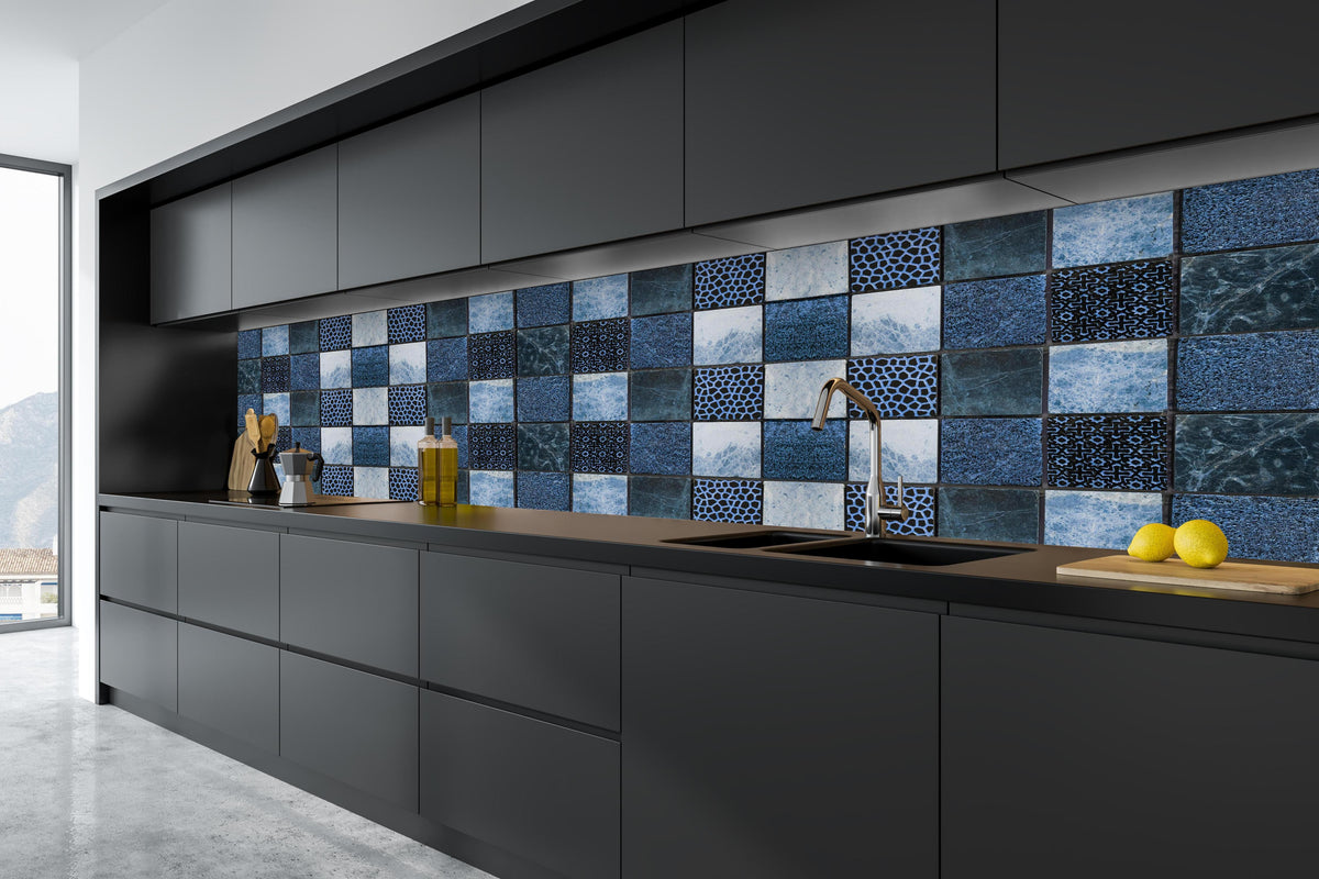 Küche - Bläuliche quadratische Mosaiktextur in tiefschwarzer matt-premium Einbauküche
