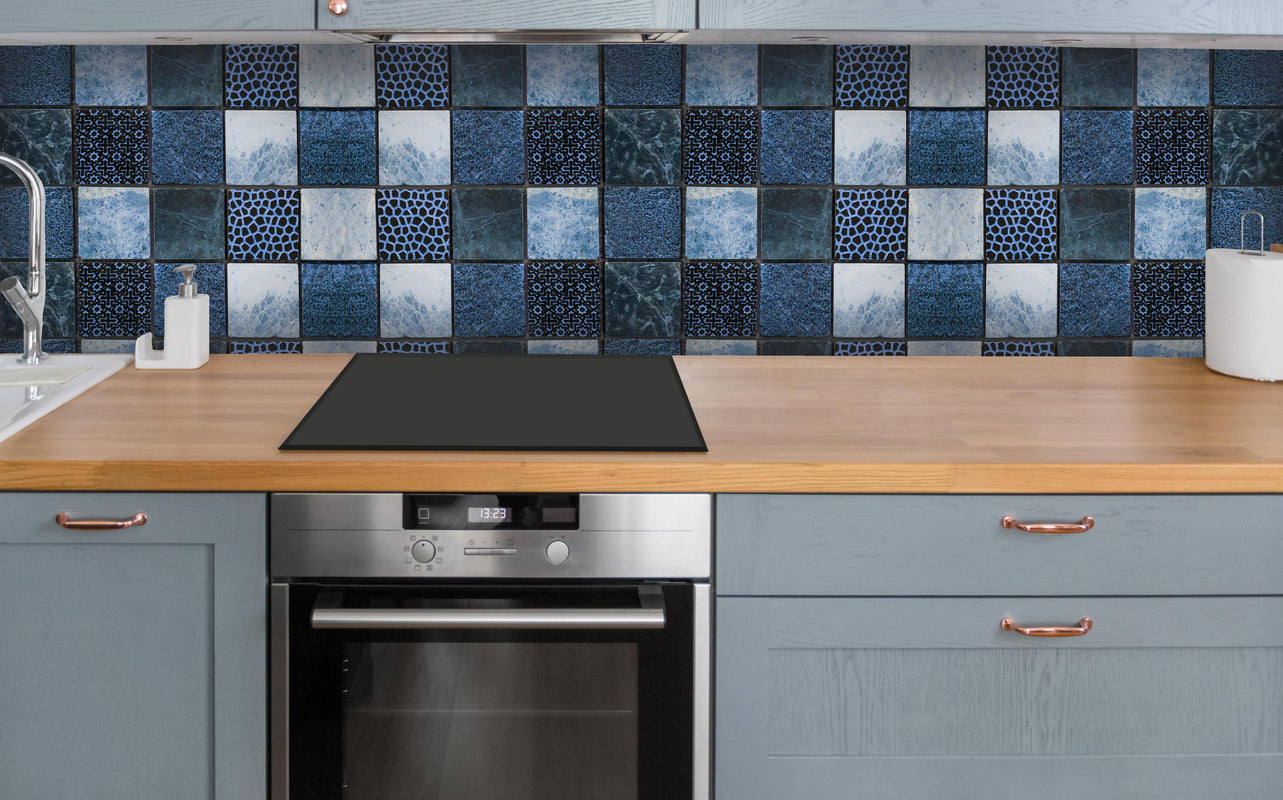 Küche - Bläuliche quadratische Mosaiktextur über polierter Holzarbeitsplatte mit Cerankochfeld