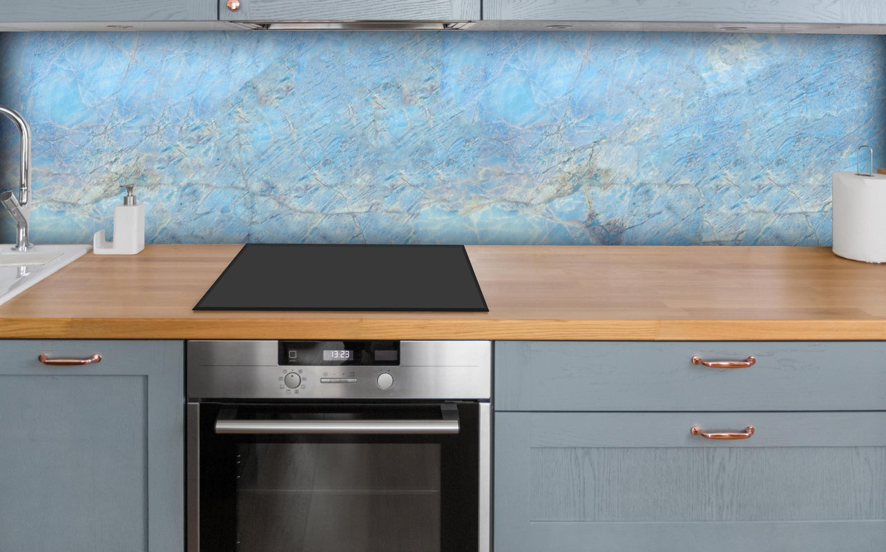 Küche - Bläulicher Marmor über polierter Holzarbeitsplatte mit Cerankochfeld