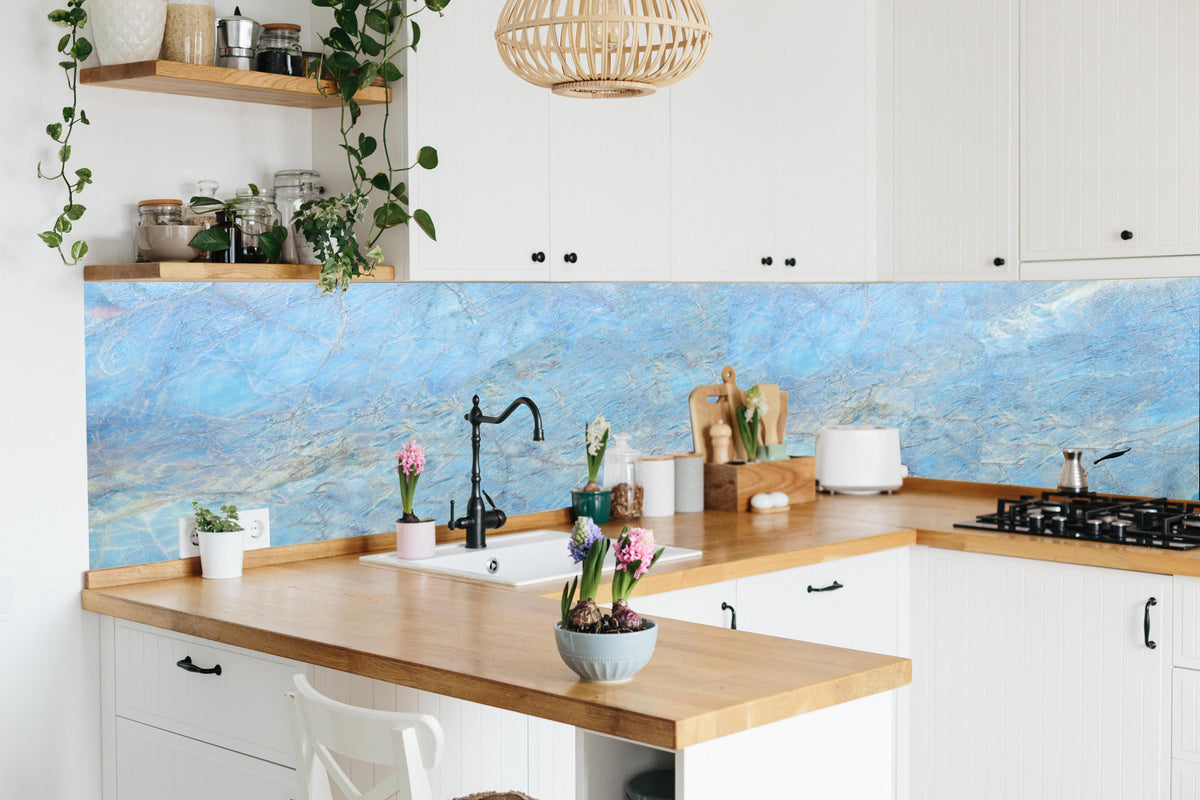 Küche - Bläulicher Marmor in lebendiger Küche mit bunten Blumen
