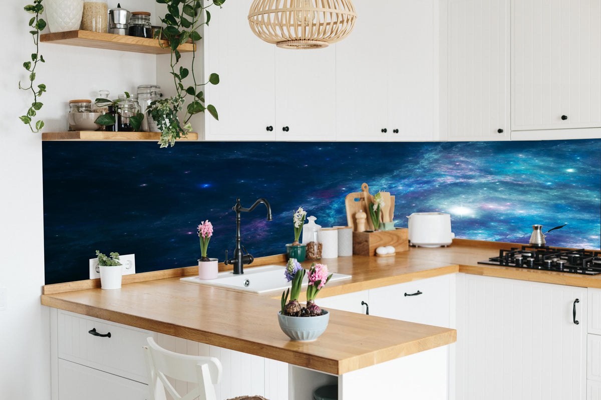 Küche - Bläulicher epischer Kosmos in lebendiger Küche mit bunten Blumen
