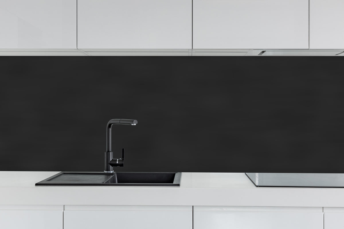 Küche - Blankes schwarzes Brett hinter weißen Hochglanz-Küchenregalen und schwarzem Wasserhahn