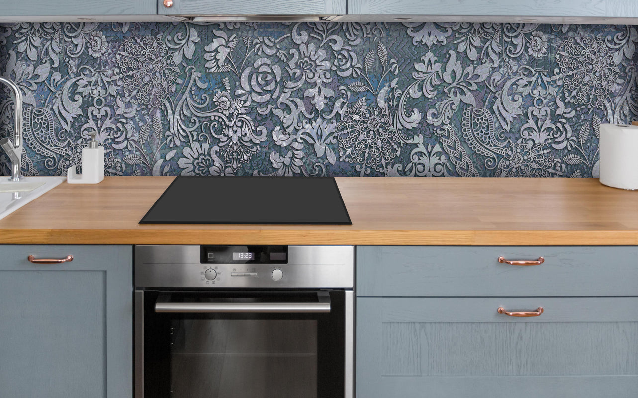 Küche - Blau-Grau Vintage Kunst über polierter Holzarbeitsplatte mit Cerankochfeld