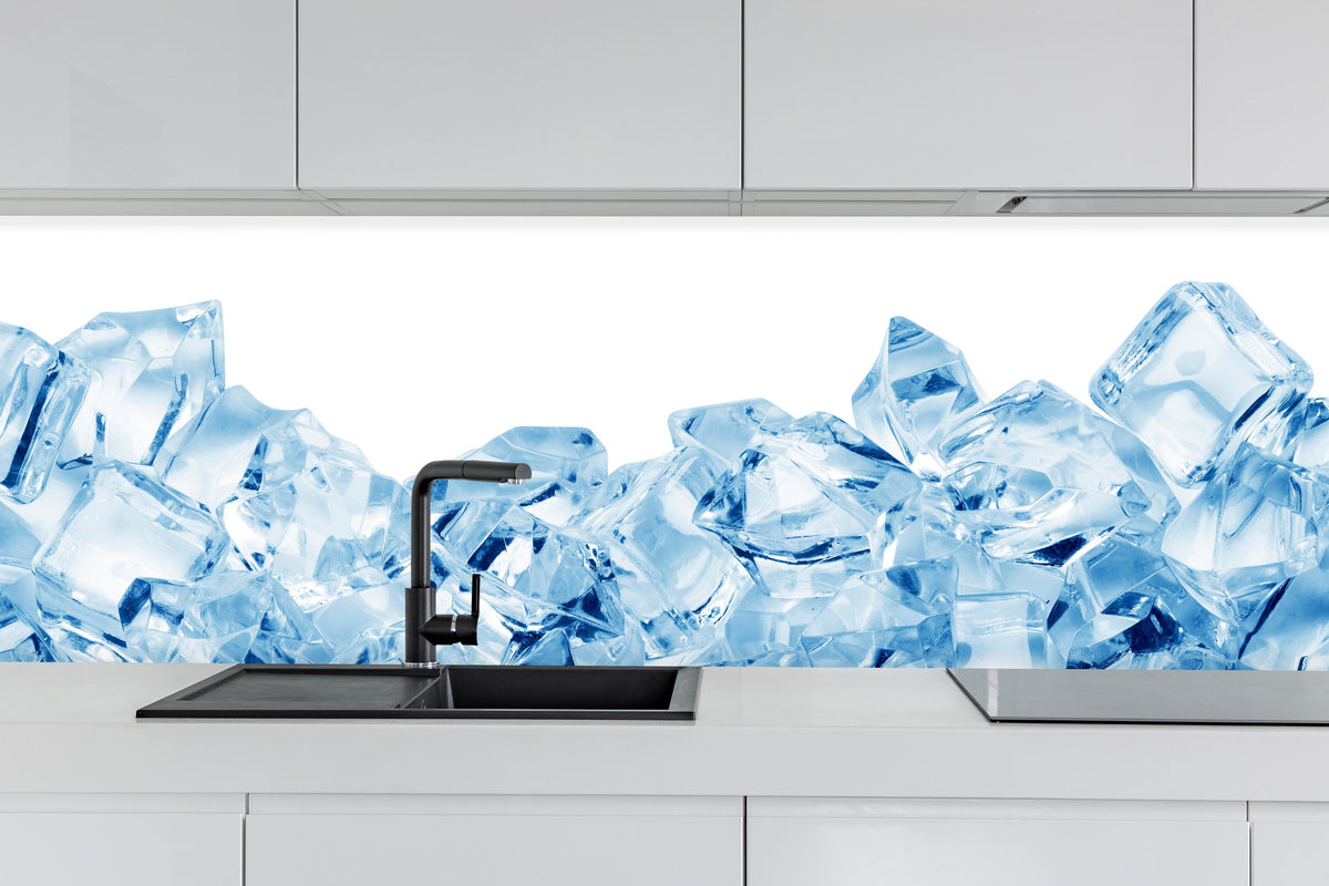 Küche - Blau kristallklarer Eiswürfel hinter weißen Hochglanz-Küchenregalen und schwarzem Wasserhahn