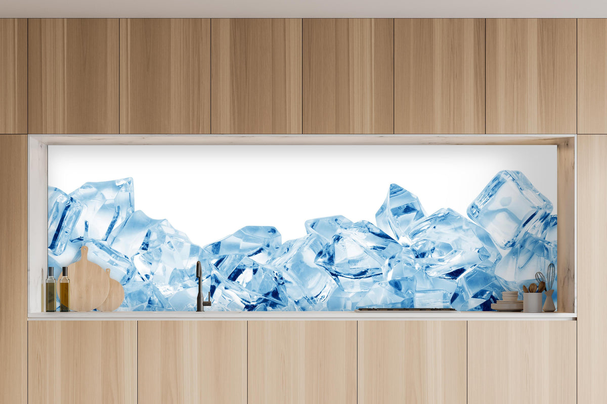 Küche - Blau kristallklarer Eiswürfel in charakteristischer Vollholz-Küche mit modernem Gasherd