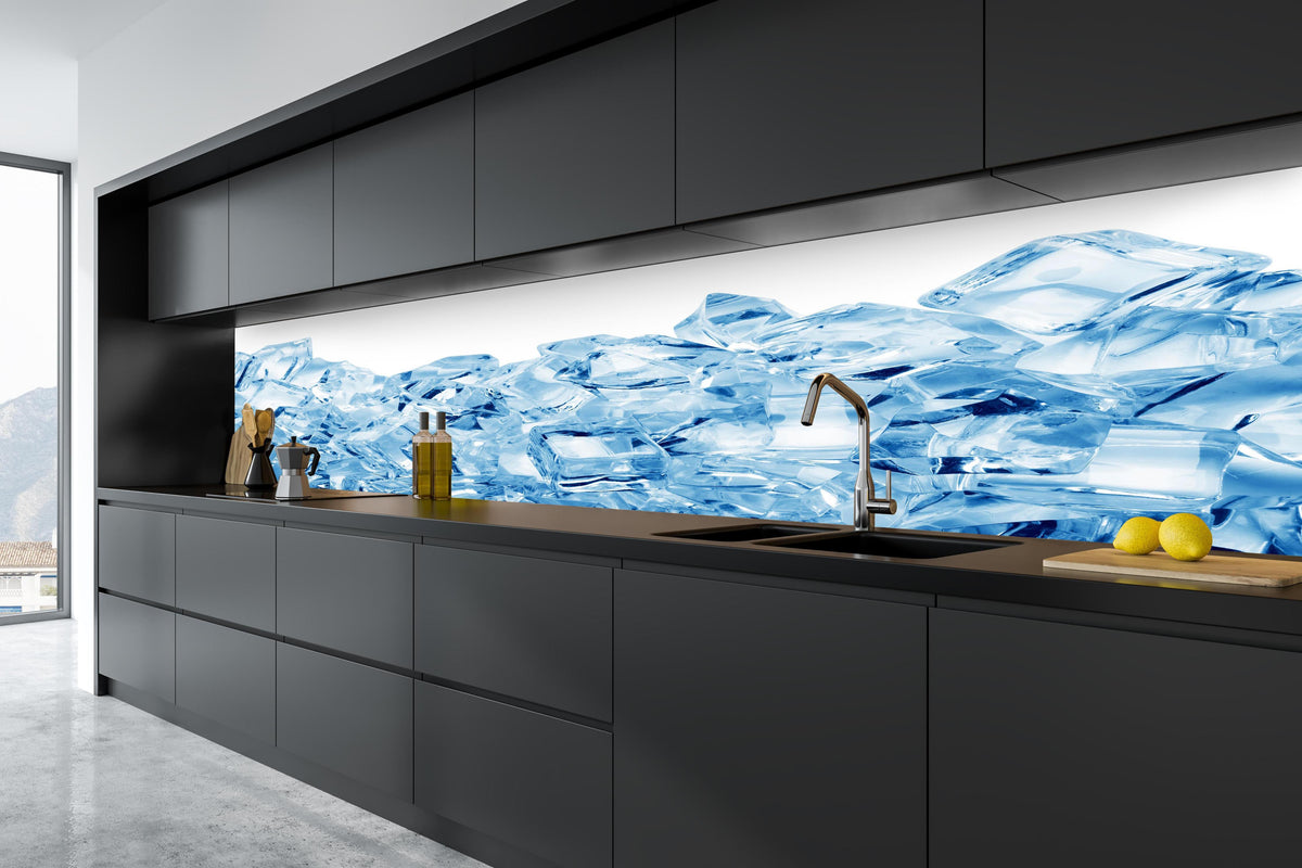 Küche - Blau kristallklarer Eiswürfel in tiefschwarzer matt-premium Einbauküche