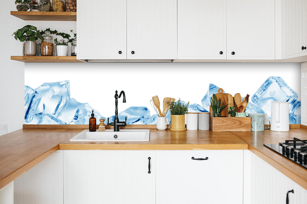 Küche - Blau kristallklarer Eiswürfel in weißer Küche hinter Gewürzen und Kochlöffeln aus Holz