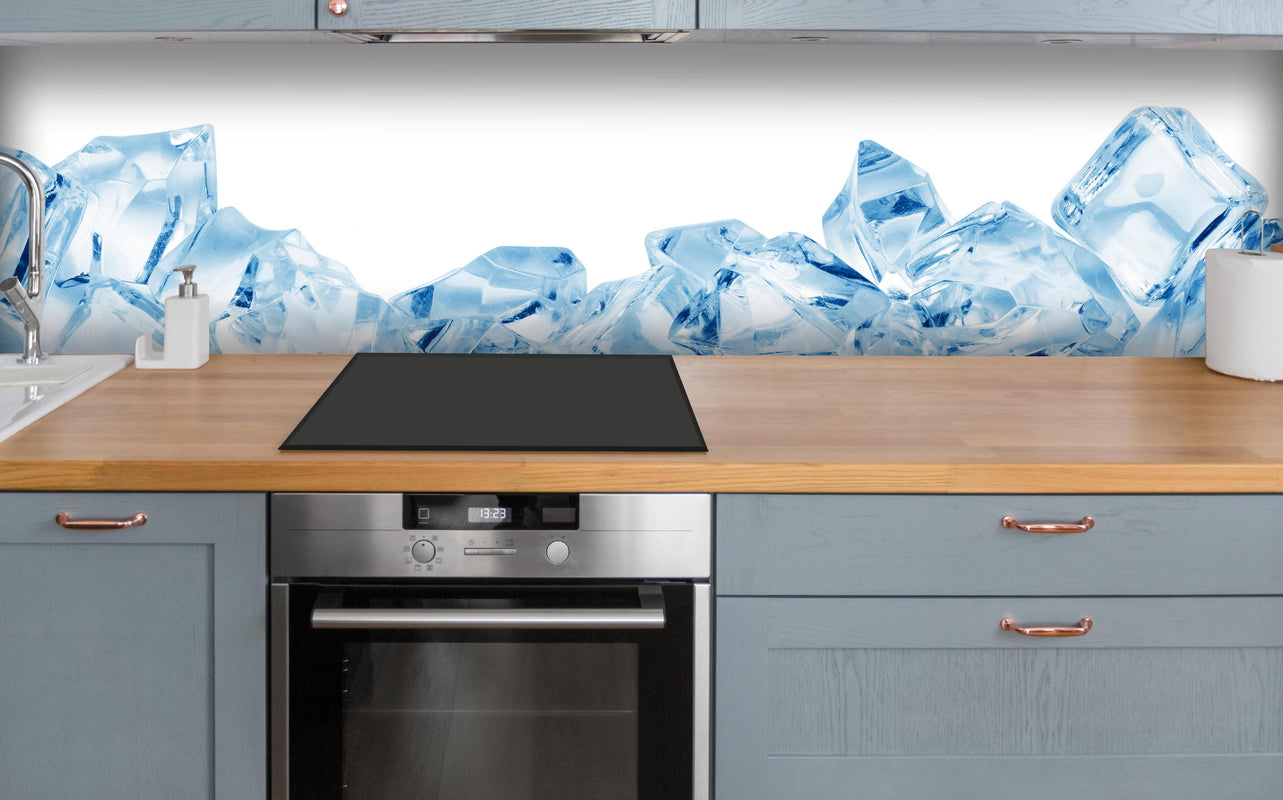 Küche - Blau kristallklarer Eiswürfel über polierter Holzarbeitsplatte mit Cerankochfeld