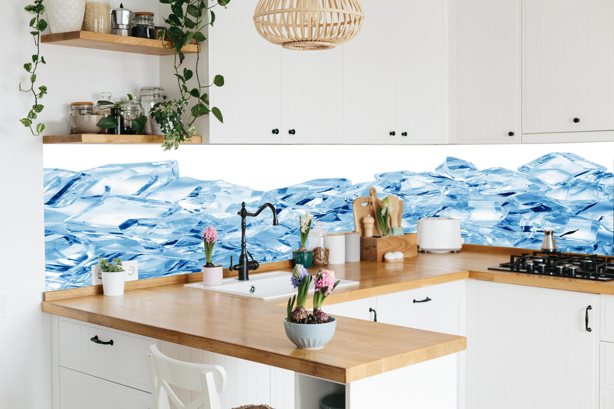 Küche - Blau kristallklarer Eiswürfel in lebendiger Küche mit bunten Blumen