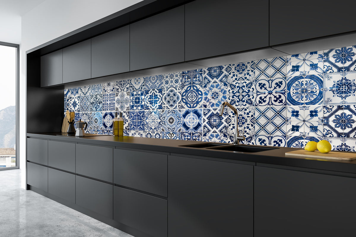 Küche - Blaue portugiesische Azulejo-Fliesen in tiefschwarzer matt-premium Einbauküche