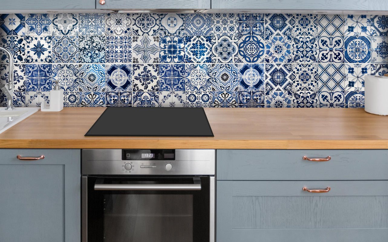 Küche - Blaue portugiesische Azulejo-Fliesen über polierter Holzarbeitsplatte mit Cerankochfeld