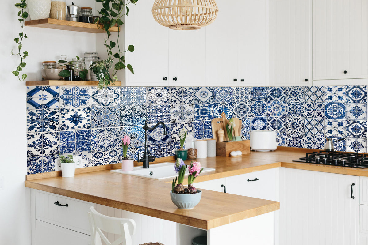 Küche - Blaue portugiesische Azulejo-Fliesen in lebendiger Küche mit bunten Blumen