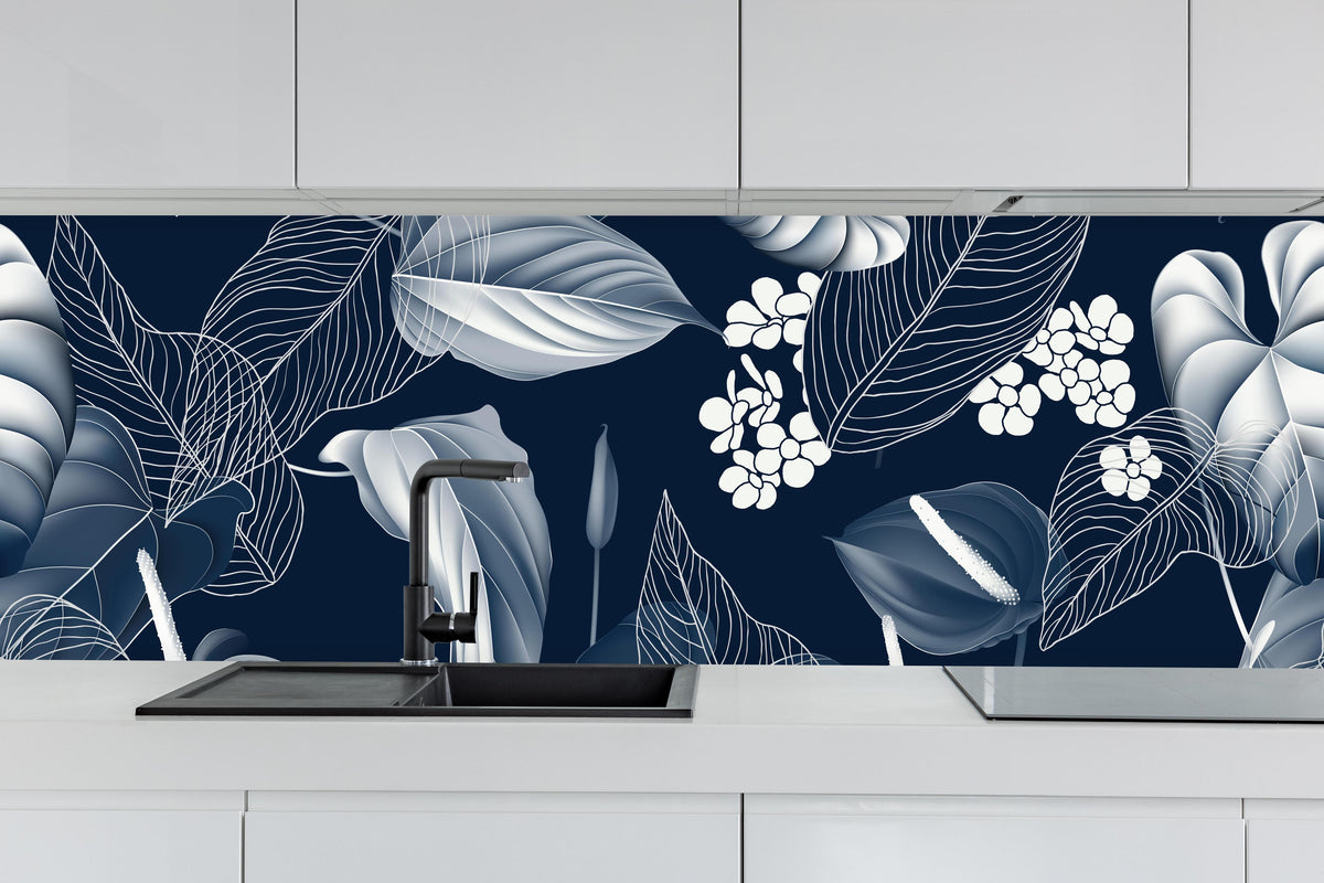 Küche - Blaue tropische Pflanzen hinter weißen Hochglanz-Küchenregalen und schwarzem Wasserhahn