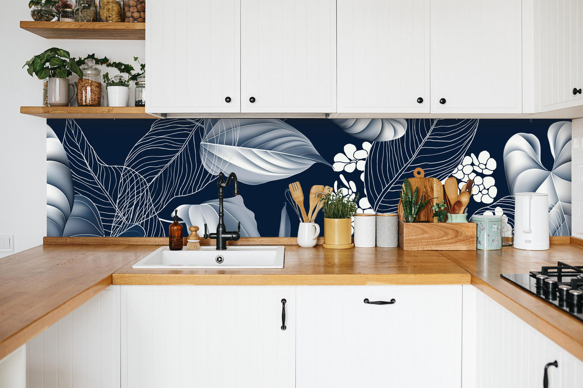 Küche - Blaue tropische Pflanzen in weißer Küche hinter Gewürzen und Kochlöffeln aus Holz
