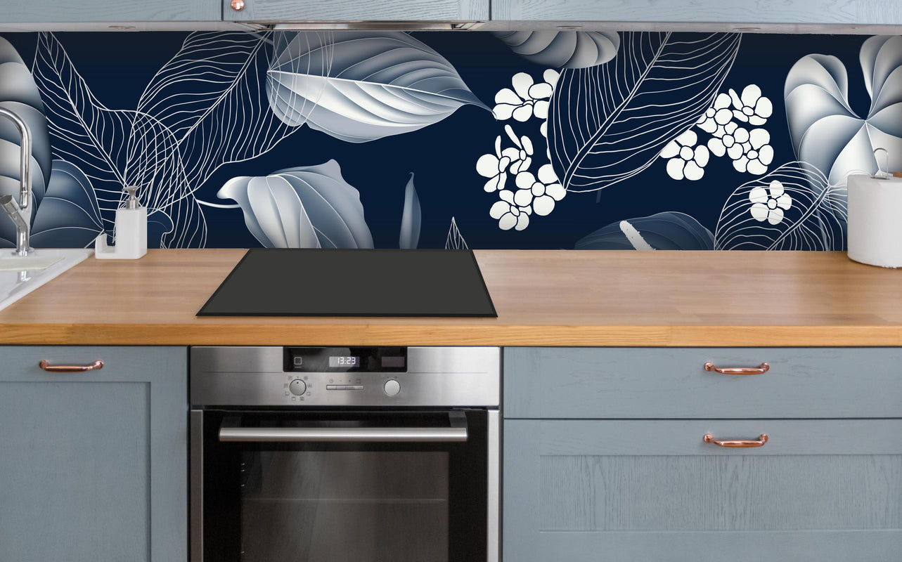 Küche - Blaue tropische Pflanzen über polierter Holzarbeitsplatte mit Cerankochfeld