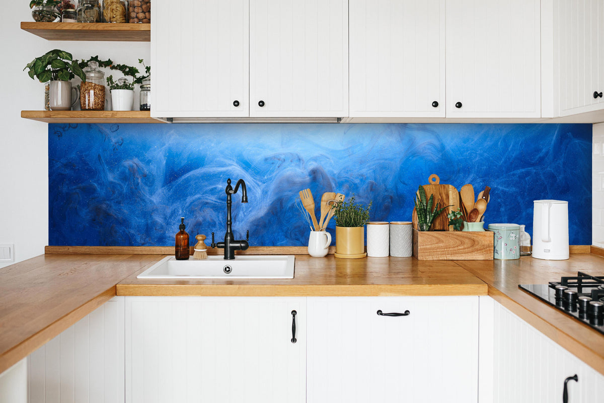 Küche - Blauer Rauch in weißer Küche hinter Gewürzen und Kochlöffeln aus Holz
