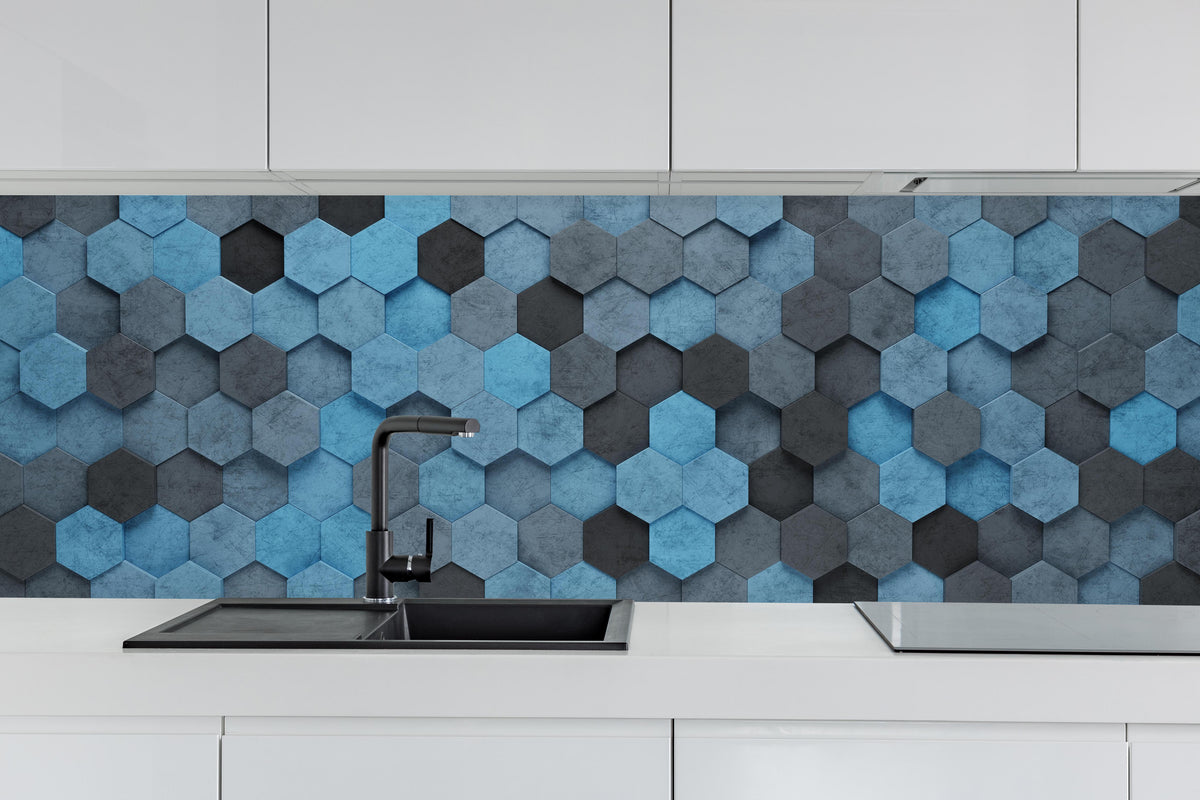 Küche - Blaues Sechseck 3D Muster hinter weißen Hochglanz-Küchenregalen und schwarzem Wasserhahn