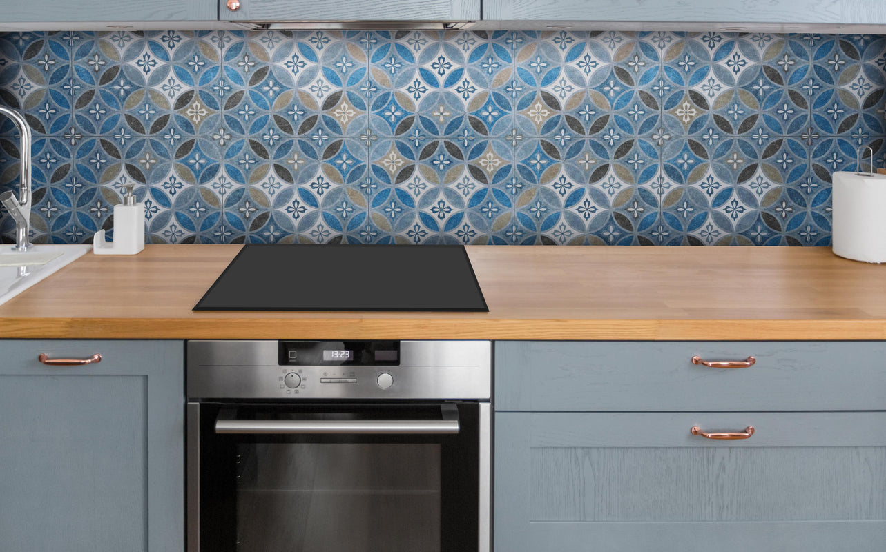 Küche - Blaues Vintage Mosaik über polierter Holzarbeitsplatte mit Cerankochfeld