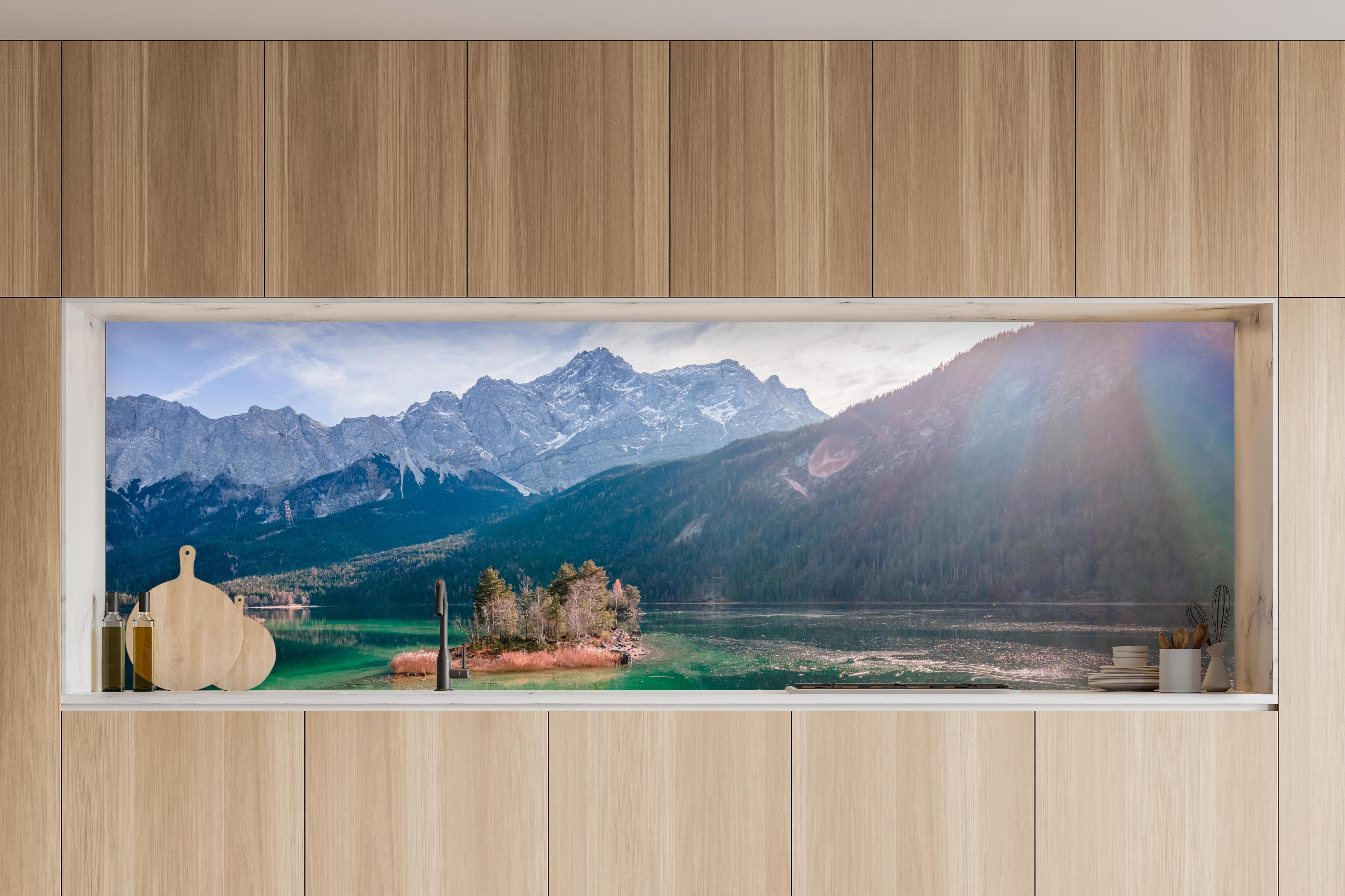 Küche - Blick auf den Eibsee mit der Zugspitze im Hintergrund in charakteristischer Vollholz-Küche mit modernem Gasherd