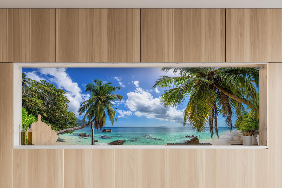 Küche - Blick auf den schönen tropischen Strand in charakteristischer Vollholz-Küche mit modernem Gasherd