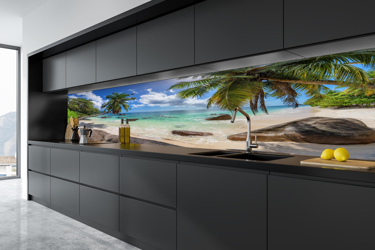 Küche - Blick auf den schönen tropischen Strand in tiefschwarzer matt-premium Einbauküche